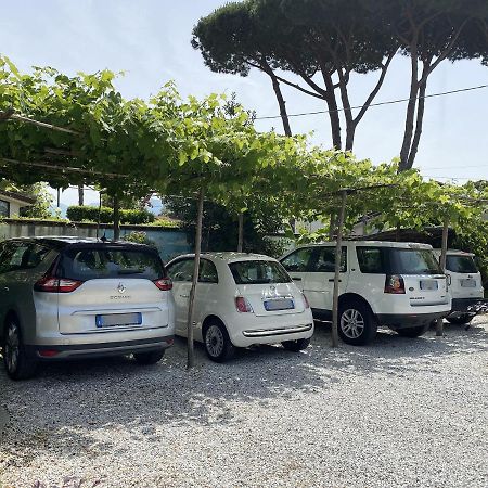 B&B Due Passi Dal Mare Cinquale Dış mekan fotoğraf