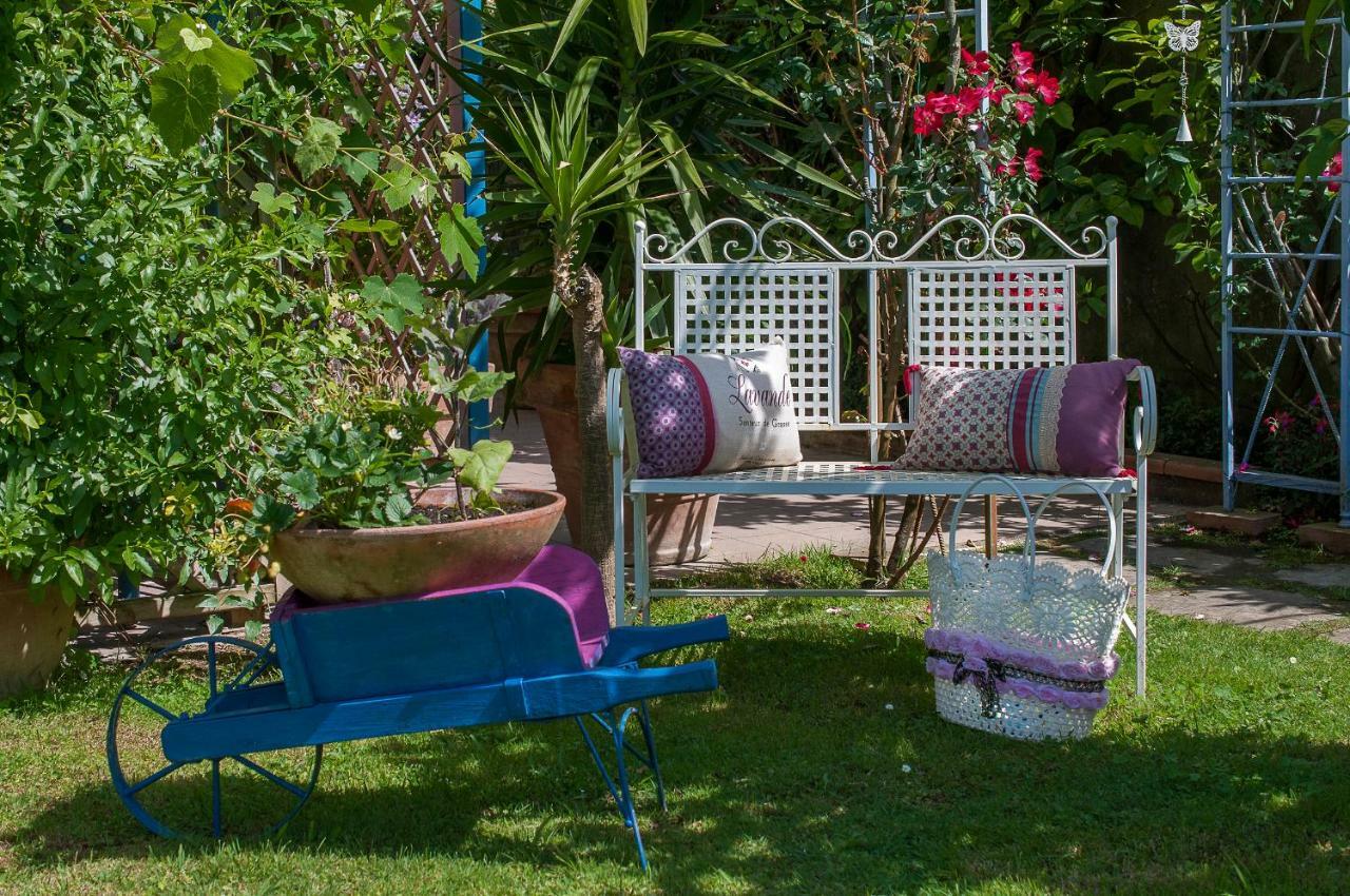 B&B Due Passi Dal Mare Cinquale Dış mekan fotoğraf